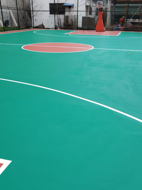 九寨沟 球场长期使用易出现地面开裂